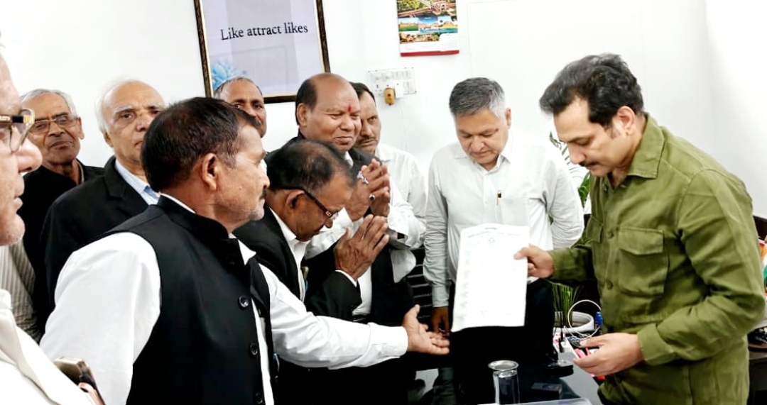 पुलिस कमिश्नर से मिले वकील और कार्रवाई की मांग