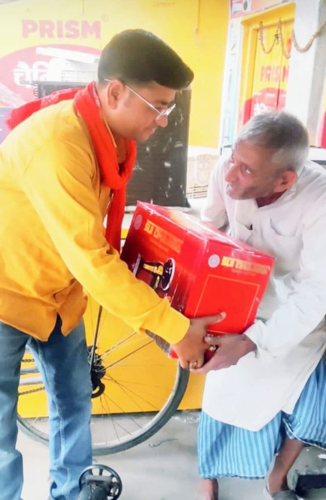 वृद्ध मुस्लिम दर्जी के मदद को आगे आए हिंदू