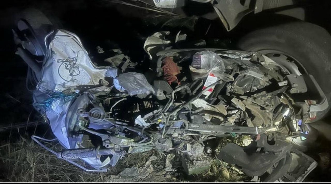 लखनऊ-आगरा एक्सप्रेसवे पर पिकअप ने स्कूटी में मारी टक्कर, दो लोगों की मौत… महिला घायल