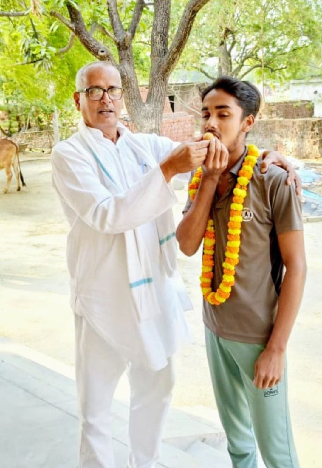 पूर्व प्रधानाचार्य के घर पहुचा मेधावी तो निकल आये आँसू