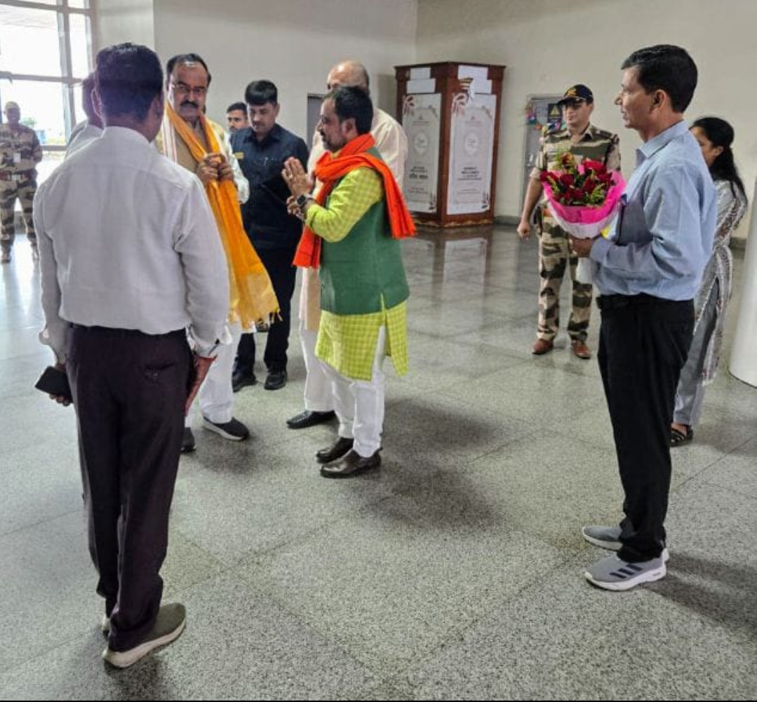 बाबतपुर एयरपोर्ट पहुंचने पर उपमुख्यमंत्री का स्वागत