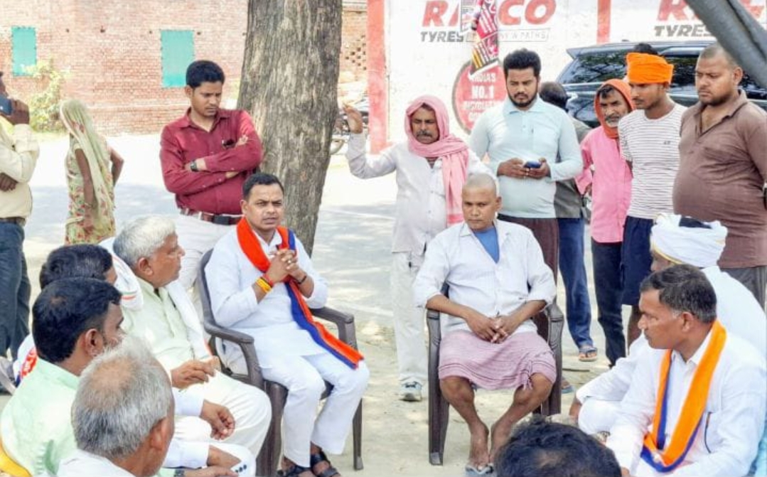 सड़क दुर्घटना में मृत दो युवकों के परिजनों से मिले बंधाया ढाढ़स