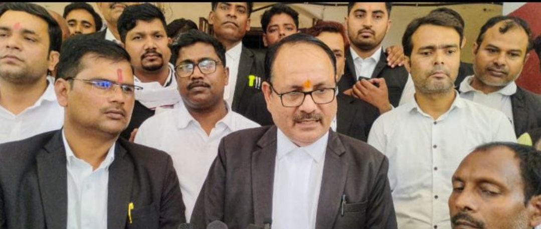 तहसील में व्याप्त भ्रष्टाचार को लेकर अधिवक्ताओं ने जिलाधिकारी को सौंपा ज्ञापन