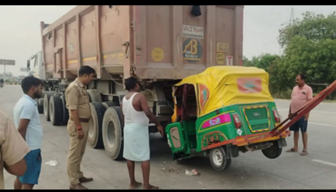 खड़े ट्रेलर से भिड़ी सवारियों से भरी ऑटो, चार घायल