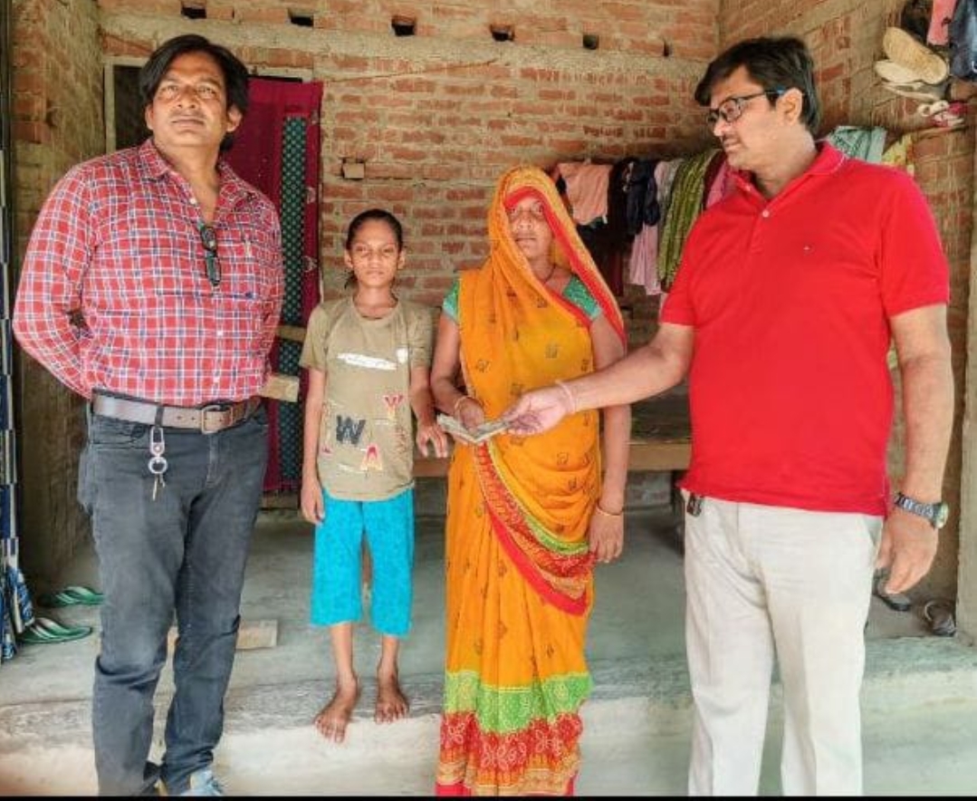 छात्रा के आँख की रोशनी बचाने के लिए आगे आये शिक्षक