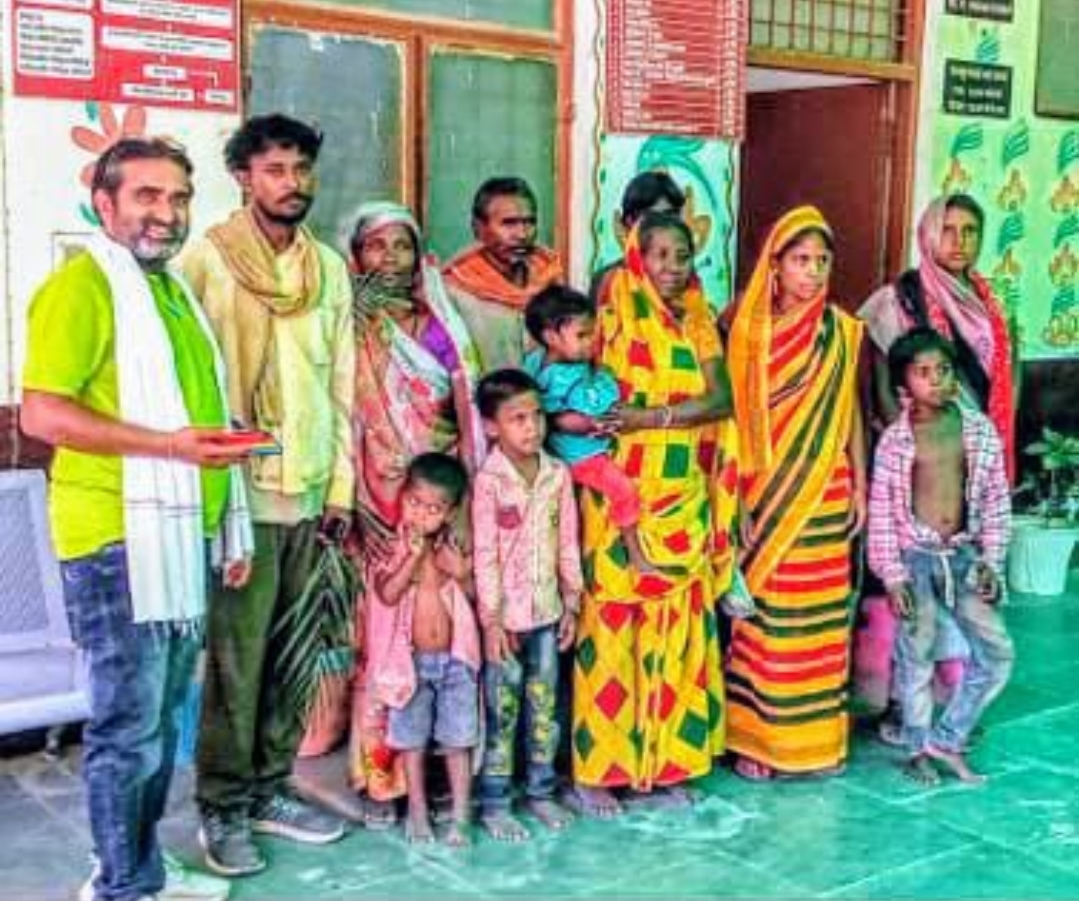 विकास खंड पिंडरा के मानी गांव के मुसहरों ने भूमि व आवासीय पट्टे की मांग