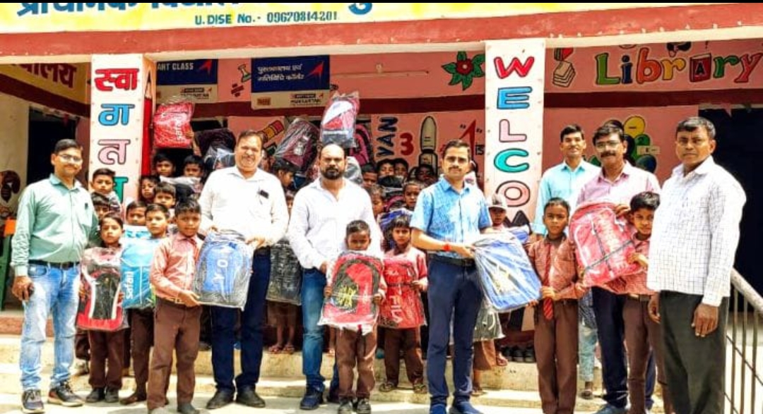 छात्रों के हाथों में पहुचा बैग तो खिल उठे चेहरे