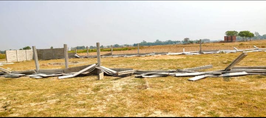 नवनिर्मित बाउंड्री को अज्ञात लोगों ने गिराया