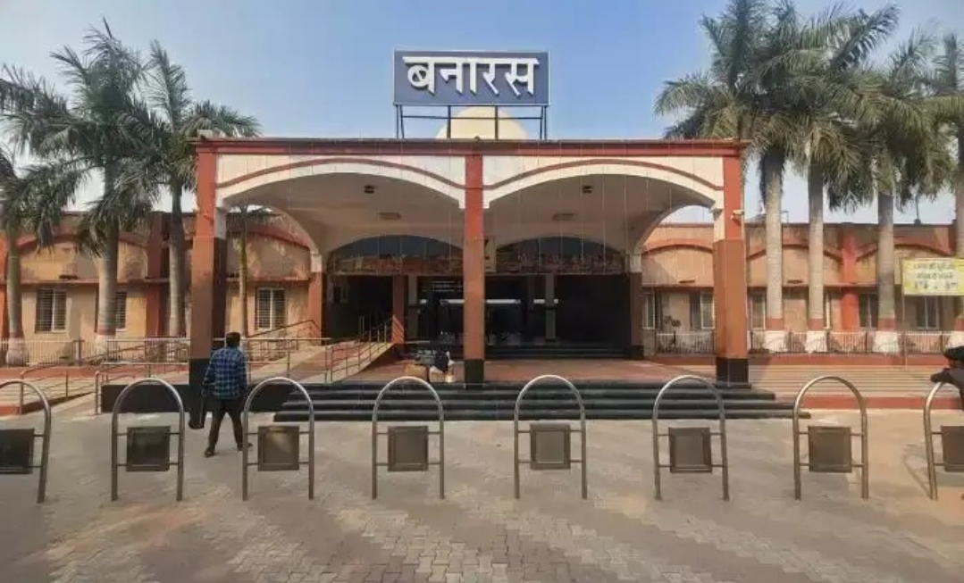 वाराणसी : रेलवे कोचिंग डिपो में निजी कर्मचारियों ने किया प्रदर्शन, ठेकेदार पर मनमानी का आरोप