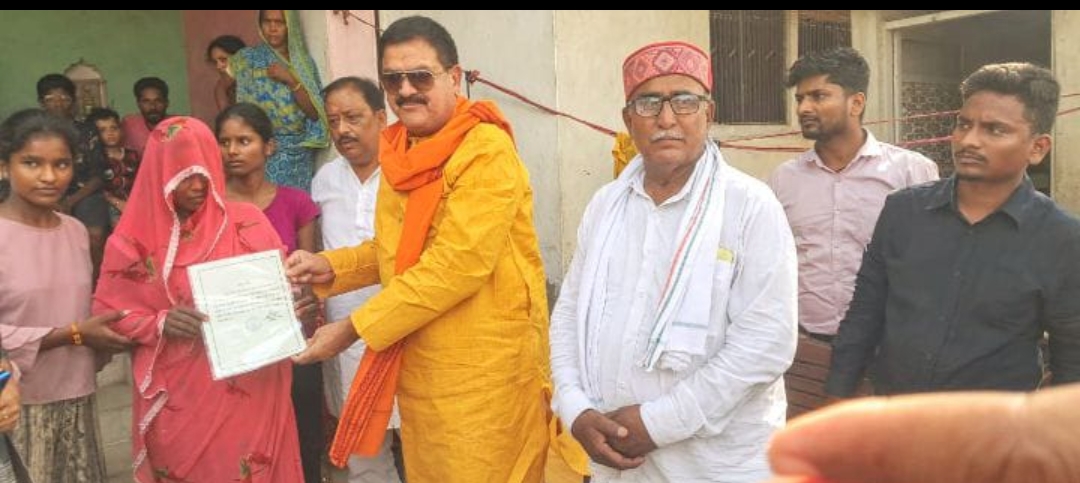 आकाशीय बिजली से मृत मजदूर के परिजनों को सौंपा चार लाख भुगतान का प्रमाण पत्र