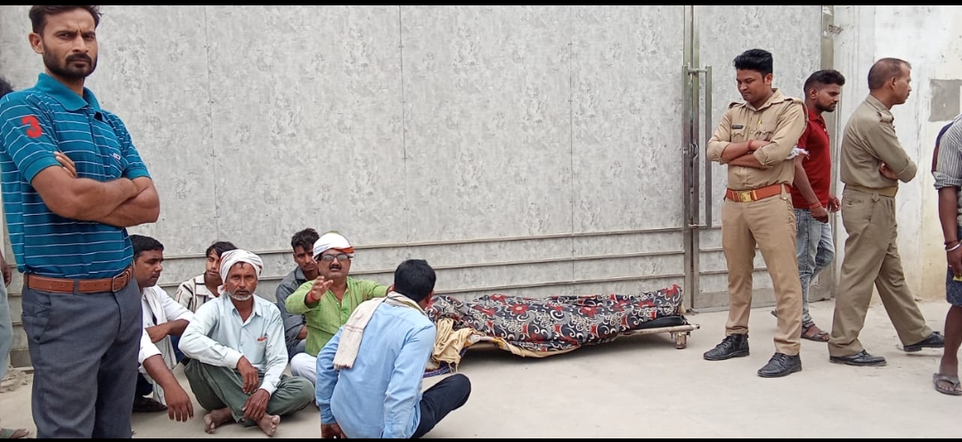 मजदूर की मौत पर मुआवजे को लेकर परिजनों ने दिया धरना