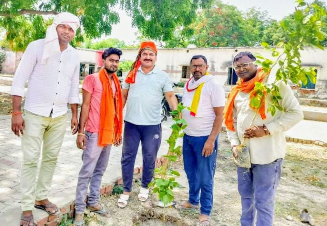 योगी आदित्यनाथ के जन्मदिन व पर्यावरण दिवस पर हुआ पौधरोपण