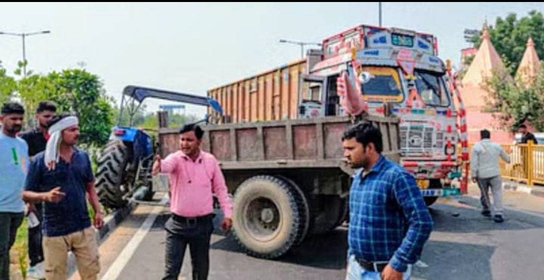 सड़क की सफाई कर रही महिला सफाई कर्मी ट्रक के चपेट में आने से तीन घायल