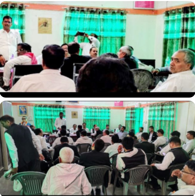 डीएम पर वकीलों ने जताया अविश्वास, नही लेंगे हड़ताल वापस