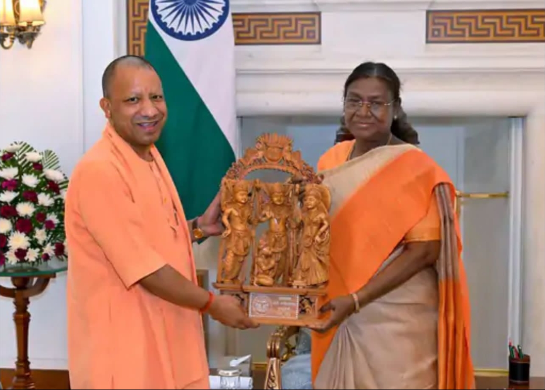 दिल्ली पहुंचे सीएम योगी; राष्ट्रपति को आयुष विश्वविद्यालय के लोकार्पण का दिया निमंत्रण, अमित शाह से भी मिलेंगे