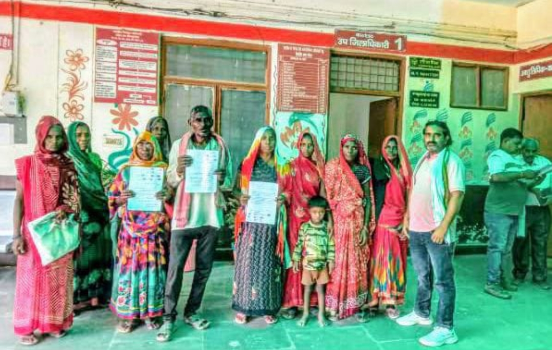 भूमि आवंटन व घरौनी की मांग को लेकर एसडीएम को सौपा ज्ञापन