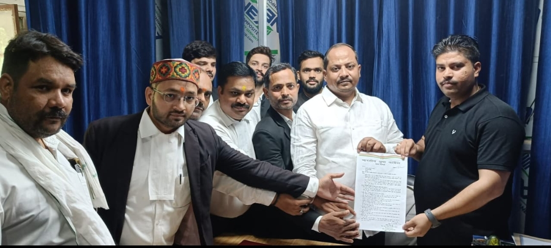 प्राथमिक विद्यालयों के बंदीकरण के सरकारी निर्णय पर पुनर्विचार की मांग — अधिवक्ता विकास सिंह ने मुख्यमंत्री को भेजा पत्र, डिप्टी कलेक्टर को सौंपा ज्ञापन