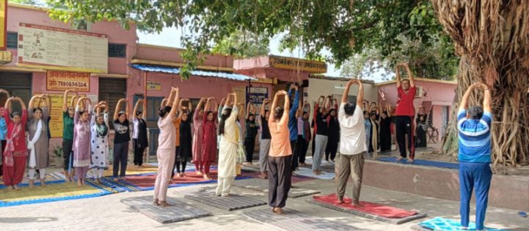 प्राथमिक स्वास्थ्य केंद्र बड़ागांव पर योग का आयोजन