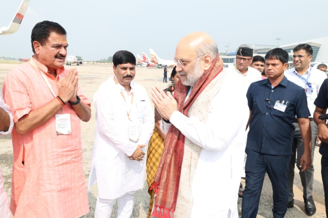 एयरपोर्ट पर गृहमंत्री अमित शाह से मिले डॉ अवधेश सिंह