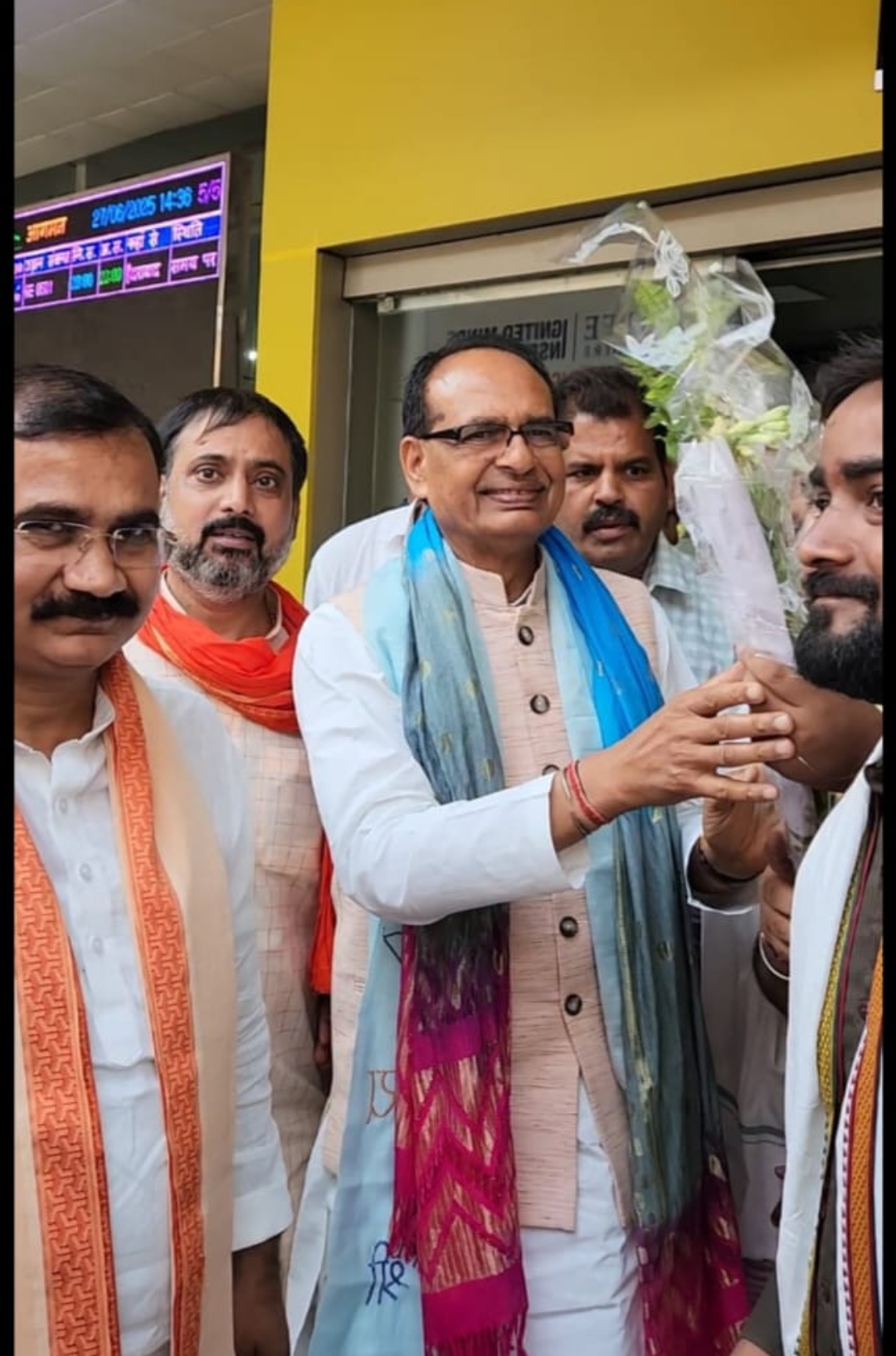 केंद्रीय कृषि मंत्री शिवराज सिंह चौहान पहुंचे एयरपोर्ट हुआ स्वागत