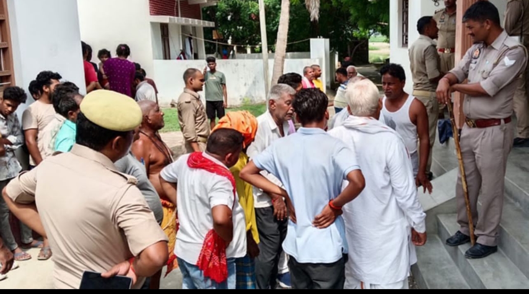 आजमगढ़ में सनसनीखेज वारदात, युवक ने परिवार के तीन लोगों को मारी गोली, फिर खुद को भी किया शूट