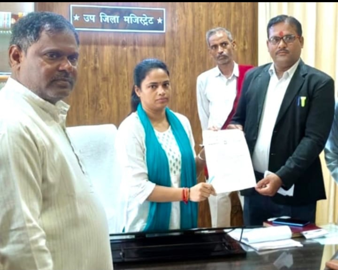 कलेक्ट्रेट व तहसील में लोक अदालत लगाने की मांग को लेकर दिया पत्रक