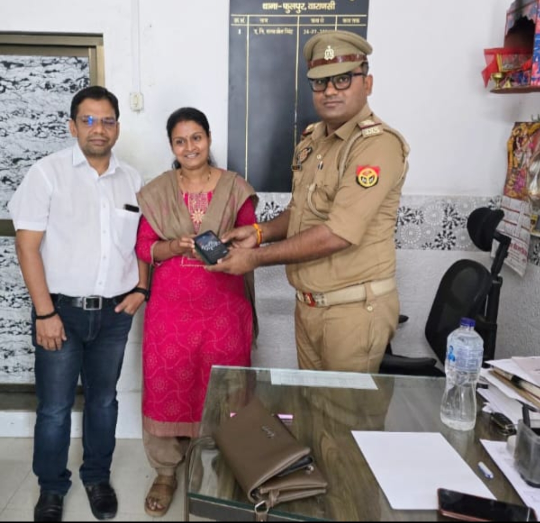 बाबतपुर एयरपोर्ट पर मोबाइल भूल जाने के बाद निशा सिंह को बाबतपुर पुलिस चौकी के द्वारा मिला मोबाइल
