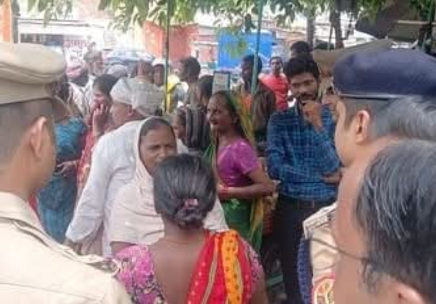 धार्मिक नगरी में नहीं चाहिए शराब का ठेका": वाराणसी में महिलाओं का विरोध प्रदर्शन, प्रशासन से की सीधी मांग.विधायक नीलकंठ तिवारी ने सुनी जनभावना, DM से बात कर दिलाया समाधान का भरोसा