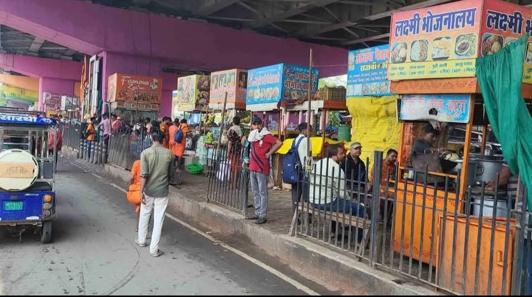 वाराणसी नाइट मार्केट पर चला प्रशासनिक बुलडोजर: अनुबंध रद्द, दुकानों पर कार्रवाई, नए स्वरूप में होगा हरित और पर्यटक अनुकूल विकास