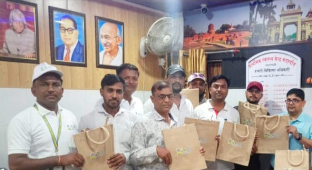 जुट के थैले का वितरण