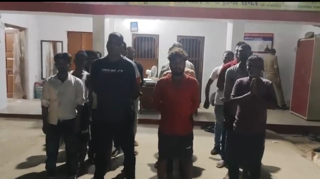 बड़ागांव में खुले में शराब पीने और पिलाने वालों के खिलाफ पुलिस की सख्त कार्रवाई