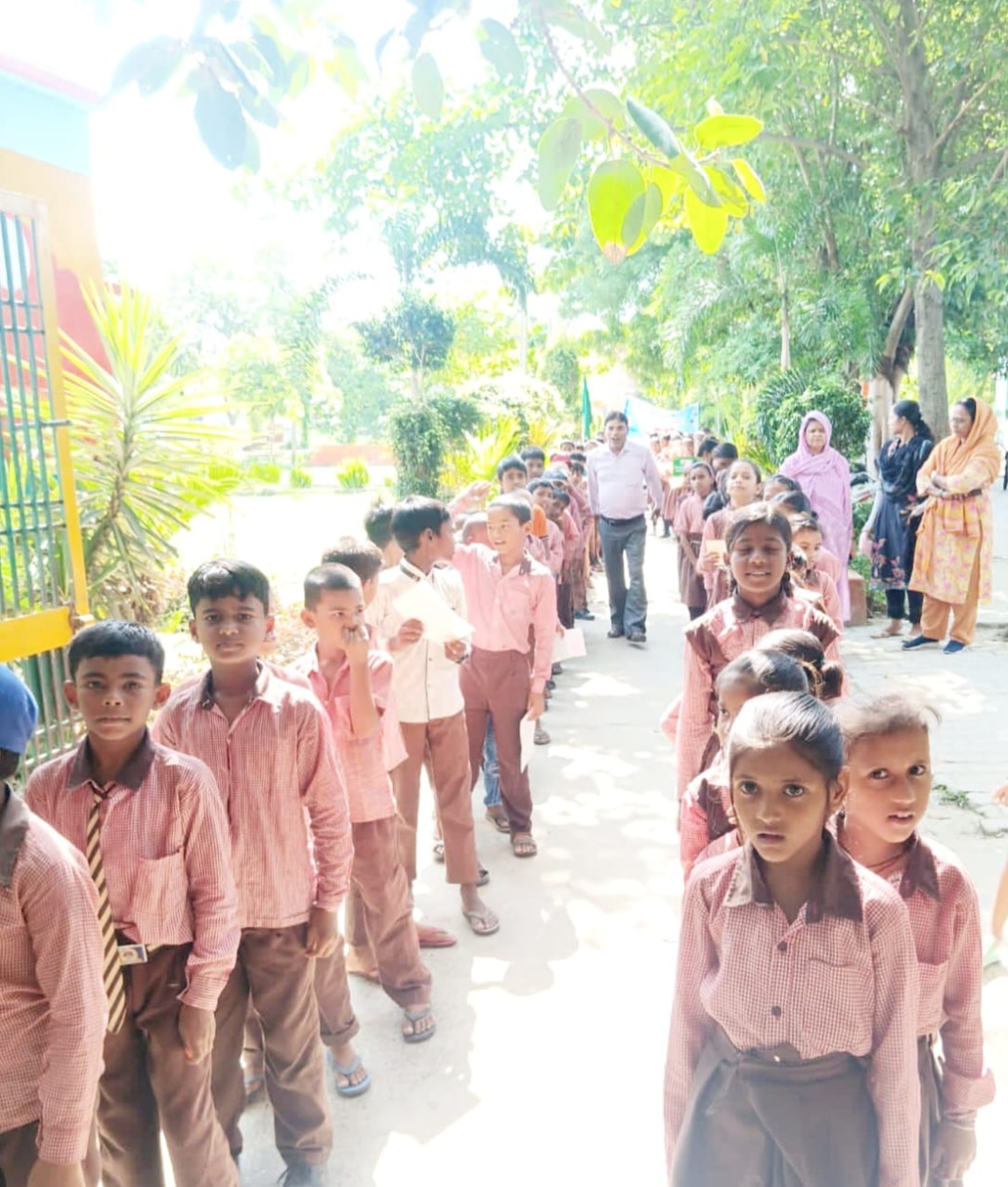 स्कूल चलो अभियान के तहत, प्रभात फेरी निकालकर शिक्षा के प्रति किया जागरूक