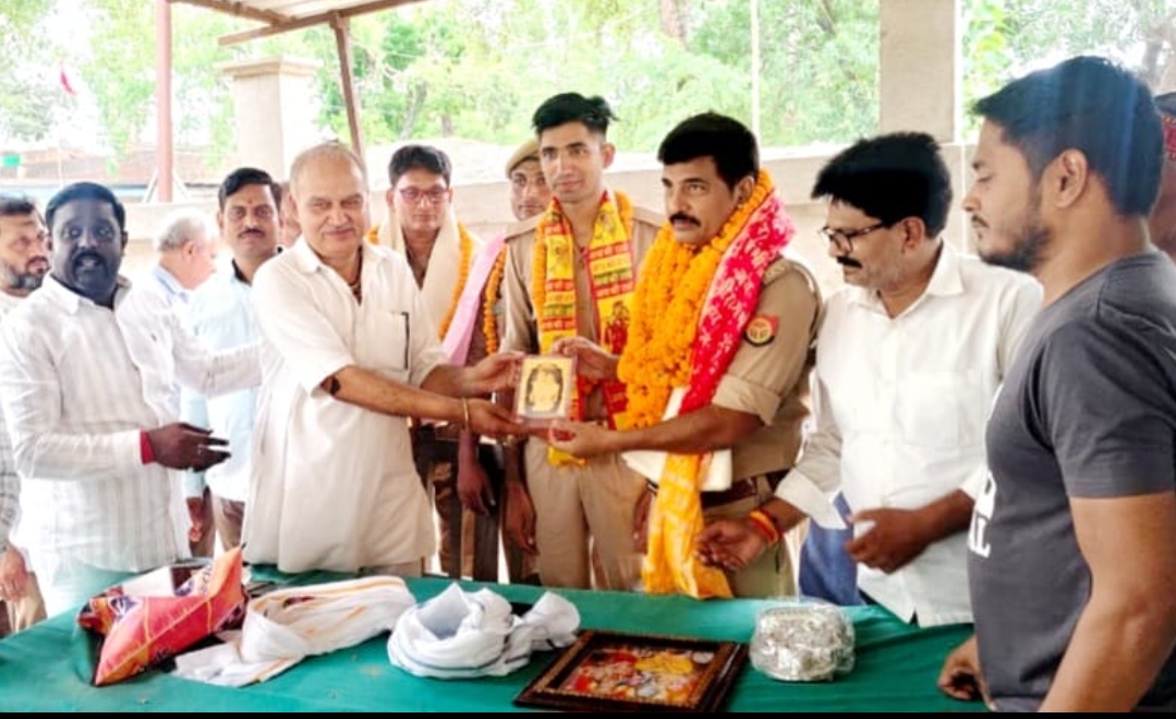 थाना फूलपुर को व्यापारियों ने किया अभिनंदन