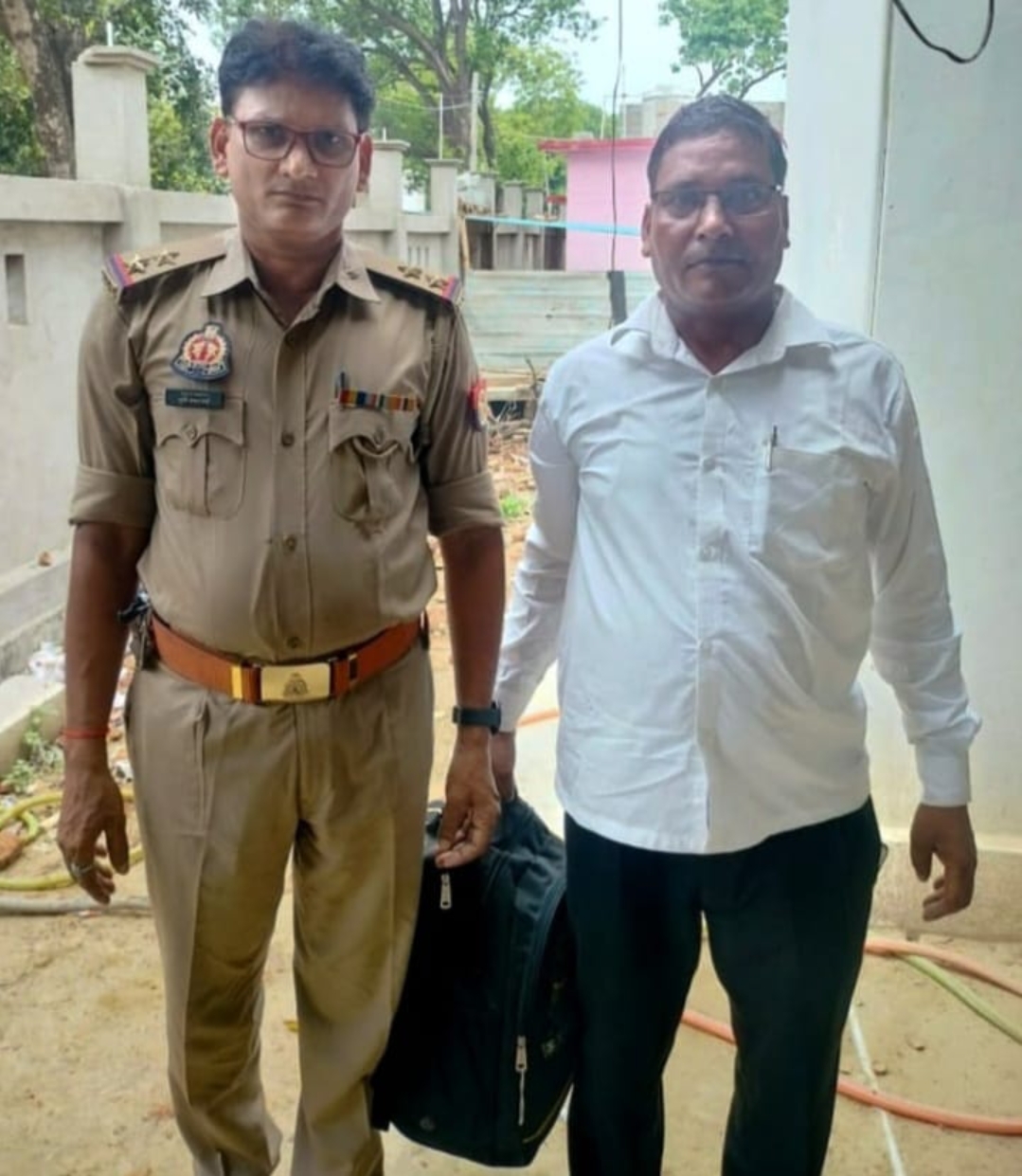 पुलिस ने ऑटो में छूटे बैग को किया पीड़ित के हवाले