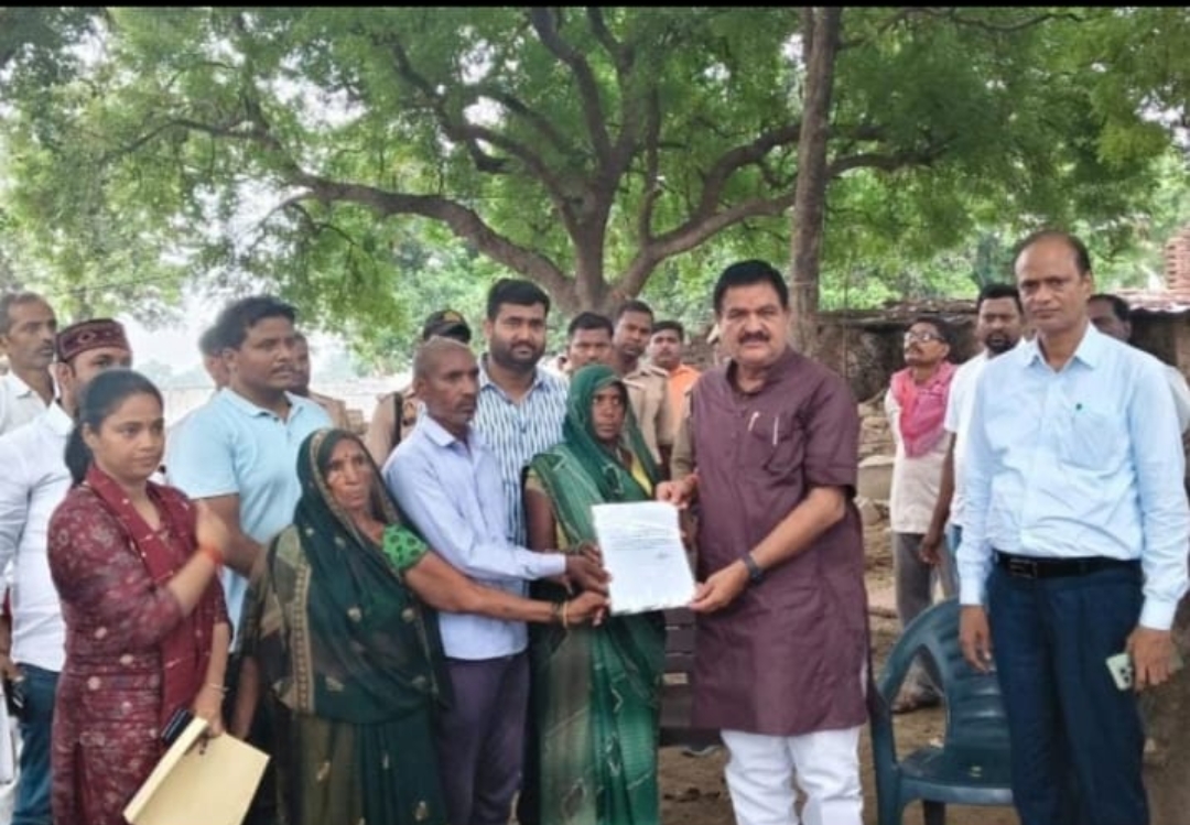 मृत किशोरी की माँ को दिया चार लाख की आर्थिक मदद*