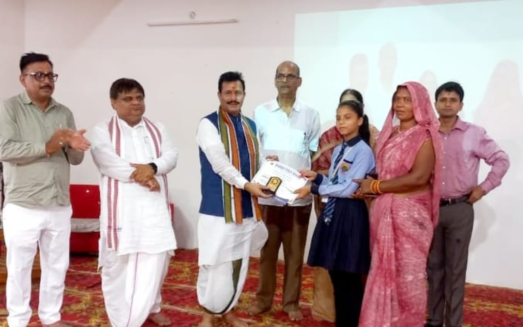 कुलपति ने 36 मेधावियों को दी स्कॉलरशिप, बास्केटबॉल कोर्ट का किया उद्घाटन