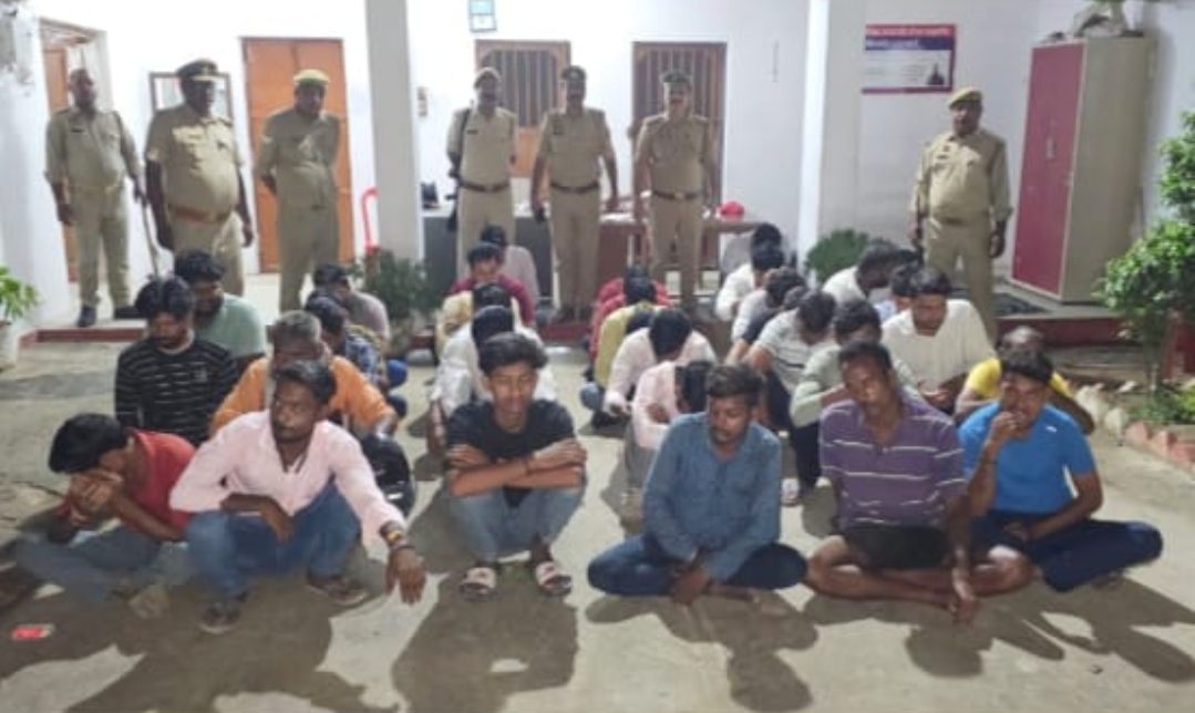 सार्वजनिक स्थल पर बैठकर शराब पी रहे ढाई दर्जन लोग गिरफ्तार