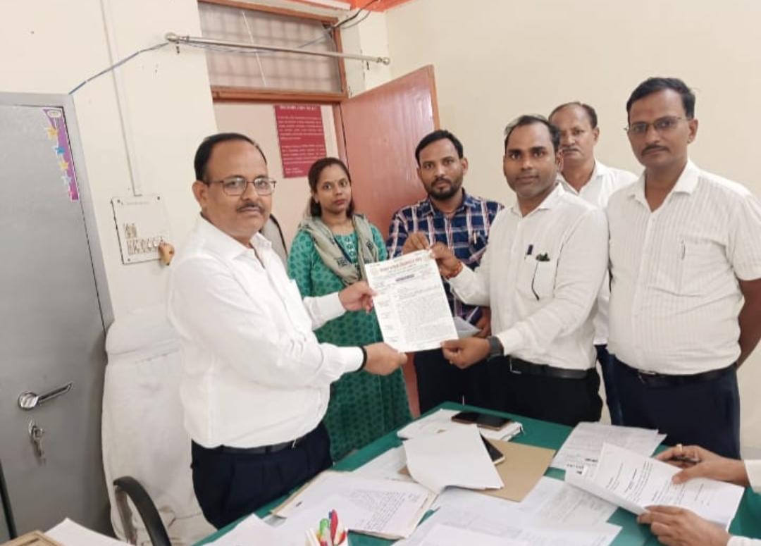 हापुड़ में डीएम उत्पीड़न से मृत लेखपाल के समर्थन में लेखपालों ने दिया एसडीएम पिंडरा को ज्ञापन
