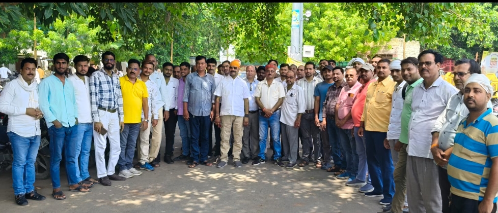 एक दैनिक समाचार पत्र के प्रधान संपादक एवं पत्रकार प्रेस क्लब के प्रदेश संयोजक मनीष दीक्षित सी पी से की मुलाकात