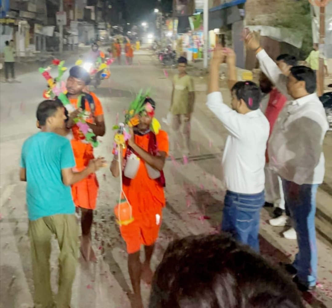 कावड़ियों पर पुष्प वर्षा कर व्यापारियों ने किया स्वागत