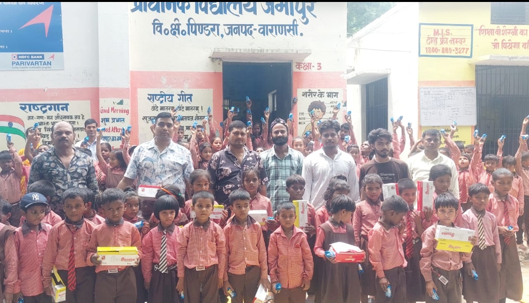 स्वर्ण व्यवसायी ने विद्यालय के असहाय बच्चों संग मनाया जन्मदिन