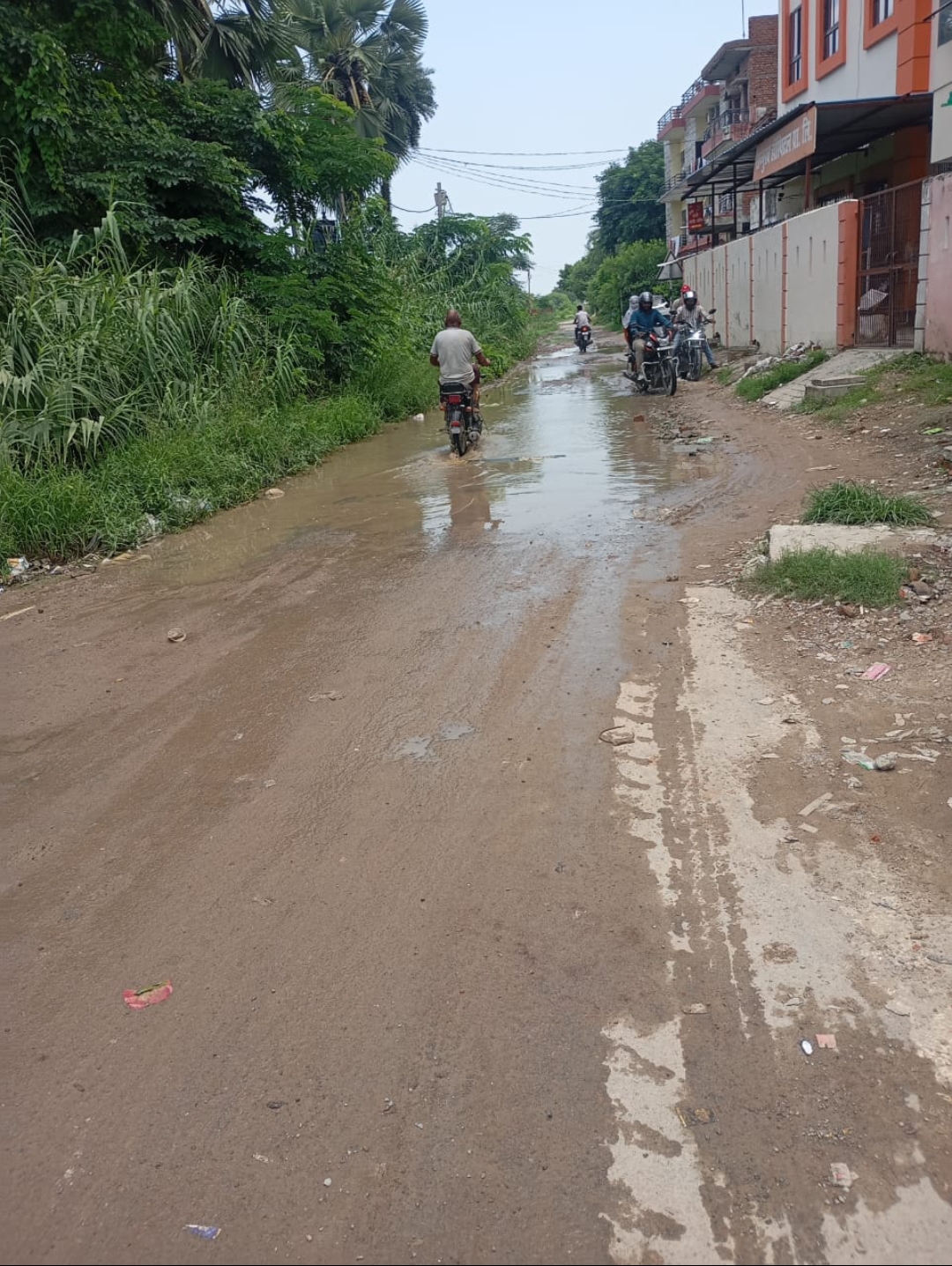 नेशनल हाइवे और स्टेट हाइवे को जोड़ने वाली संपर्क मार्ग की हालत खस्ता