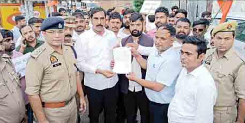 अफसरों को ज्ञापन सौंपते अधिवक्ता विनीत कुमार सिंह