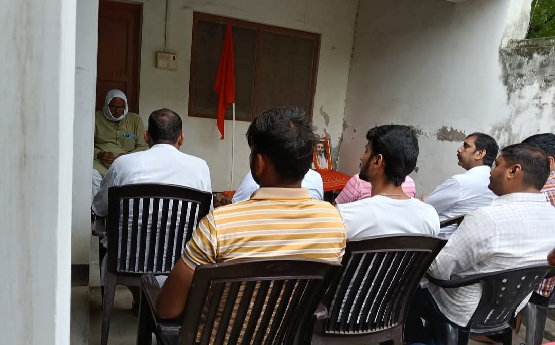 गुरु दक्षिणा कार्यक्रम में 100 से अधिक युवा हुए शामिल, पूर्व बार उपाध्यक्ष विनीत कुमार सिंह ने किया सम्मानित