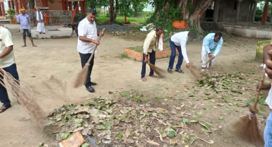 साफ सफाई पखवाड़ा के तहत दूसरे दिन हुई मंदिर की सफाई
