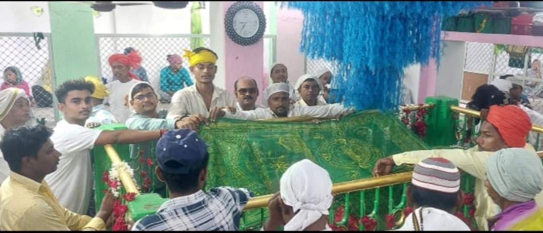 बाबा के मुरीदों ने अकीदत के साथ मजार पर टेका मत्था