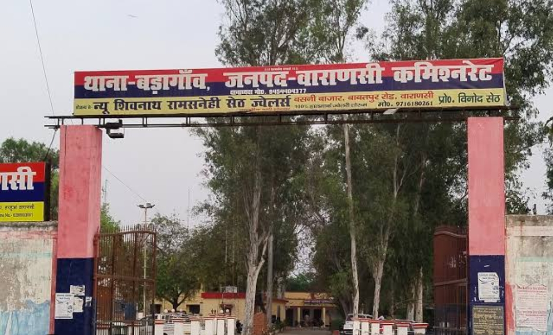 इंस्पेक्टर बड़ा गांव ने चौकीदारों में किया छाता का वितरण है