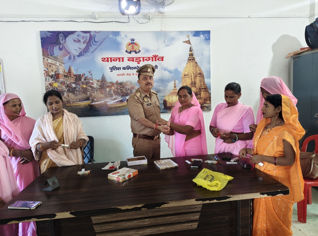 ग्रामीण महिलाओं ने पुलिस कर्मियों को बांधा रक्षा सूत्र