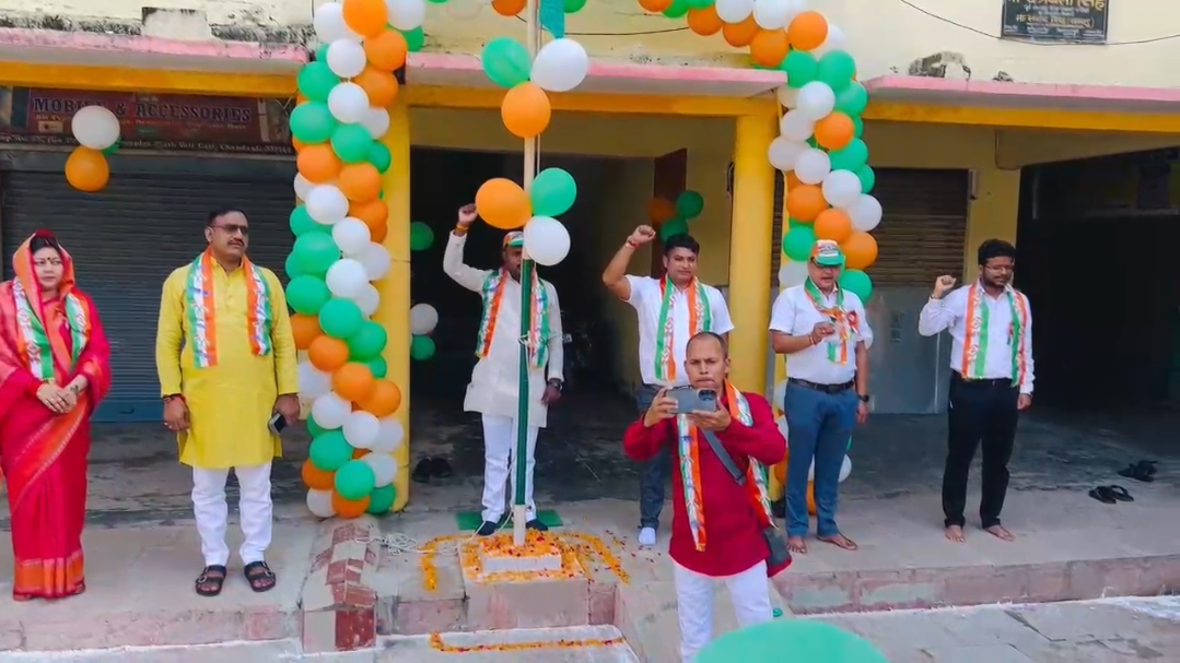 स्वतंत्रता दिवस के दिन ध्वजारोहण के बाद पौधा रोपण के लिए किया गया जागरूक