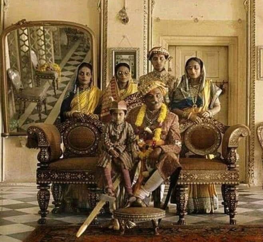 काशी नरेश की पुत्रियों की जमीन पर कब्जे की कोशिश नाकाम, पुलिस ने जेसीबी जब्त की